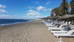 Playa de Nagueles'in fotoğrafı - rahatlamayı sevenler arasında popüler bir yer