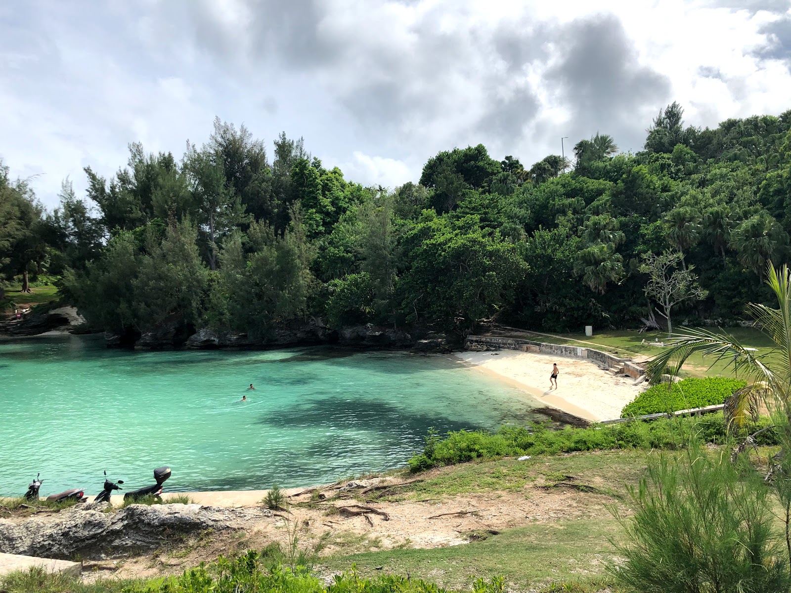 Foto di Clarence Cove Beach con una superficie del sabbia beige