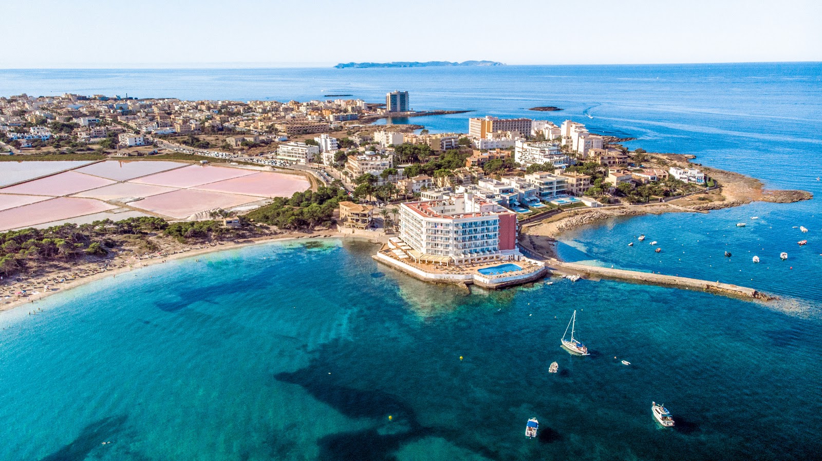 Photo de Playa des Marques avec un rivage droit