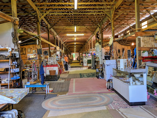 Flea Market «Red Barn Flea Market Auction», reviews and photos, 3381 Kings Hwy, Colonial Beach, VA 22443, USA