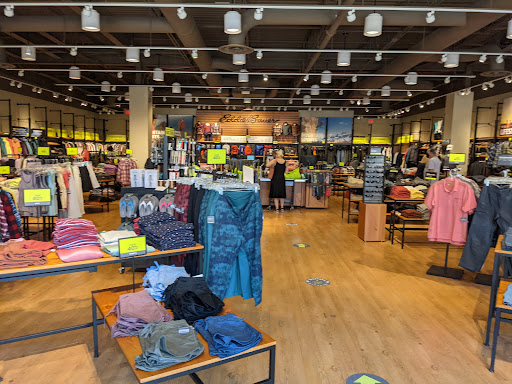 Clothing Store «Eddie Bauer Outlet», reviews and photos, 18501 Outlet Blvd #300, Chesterfield, MO 63005, USA
