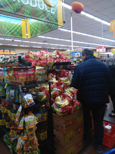 Grocery Store «Grocery Outlet Bargain Market», reviews and photos, 2179 E 14th St, San Leandro, CA 94577, USA