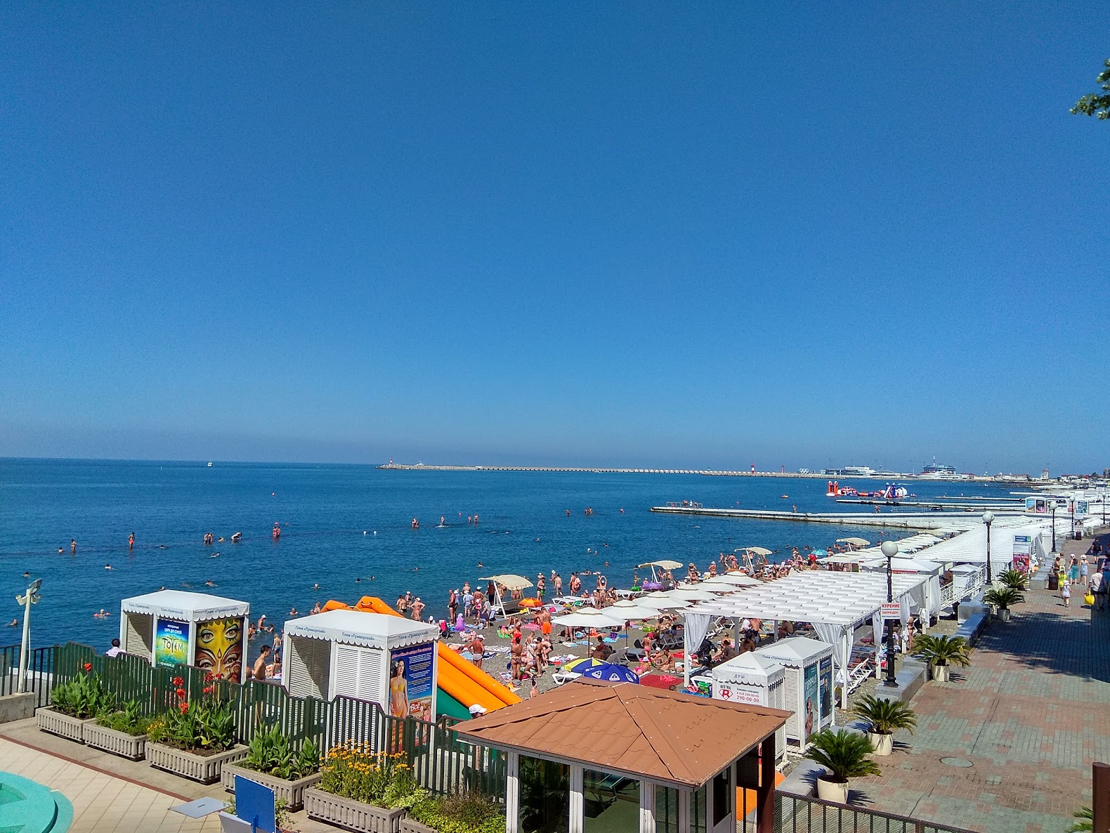 Foto di Primorsky beach con una superficie del ciottolo grigio