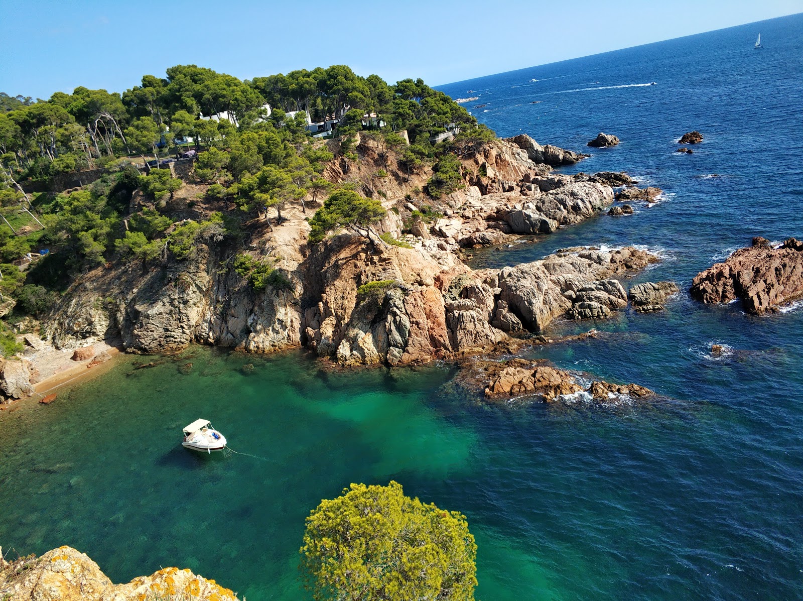 Photo de Cala dels Canyers avec une baie minuscule