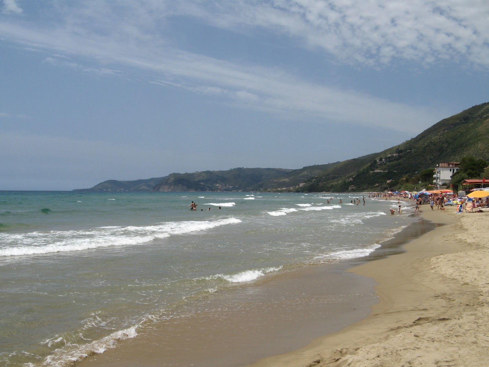 Foto de Playa de Acciaroli respaldado por acantilados