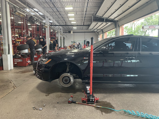 Tire Shop «Discount Tire Store - Schaumburg, IL», reviews and photos, 400 W Higgins Rd, Schaumburg, IL 60195, USA