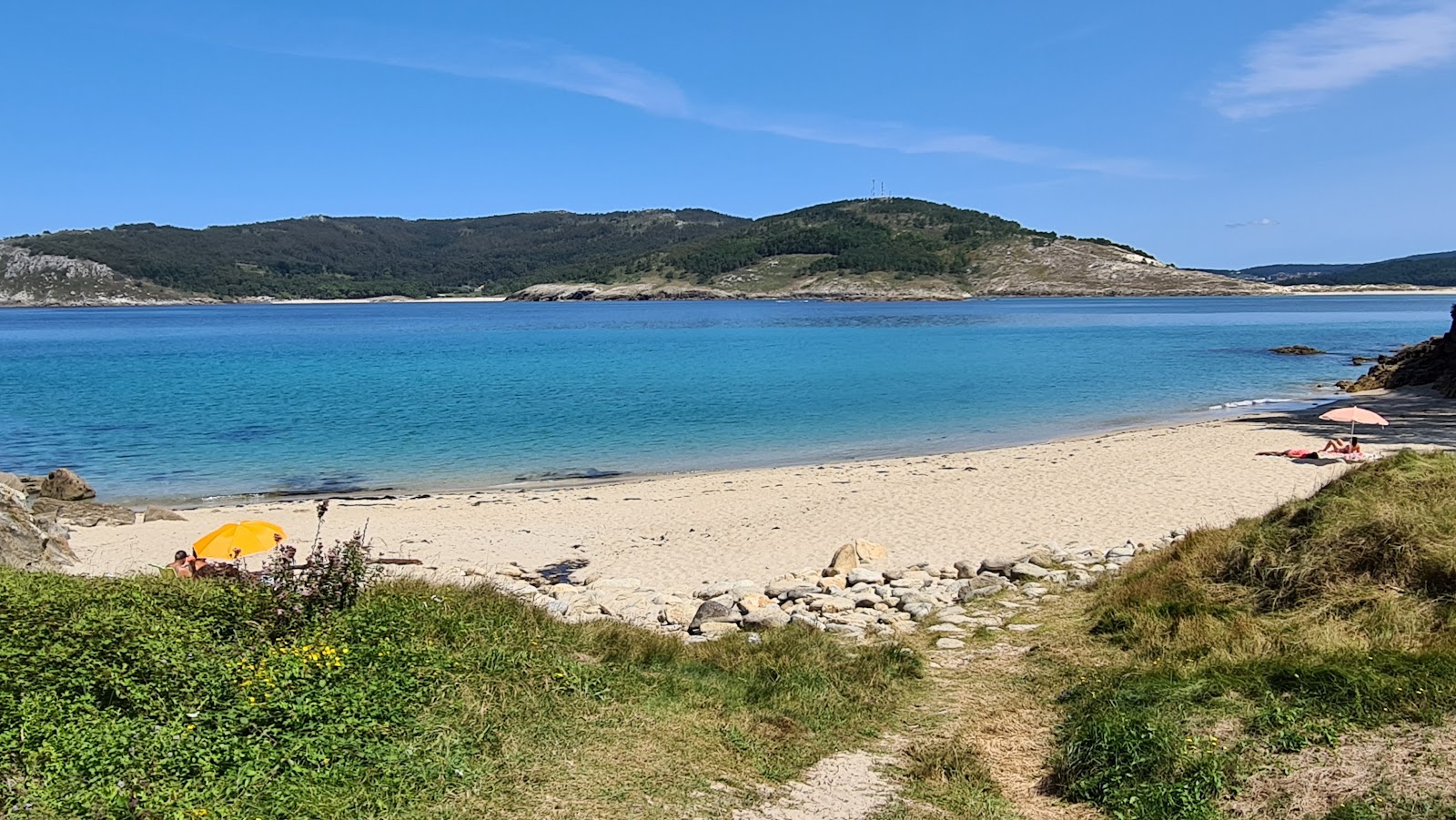 Foto de Praia das Vacas com areia branca superfície