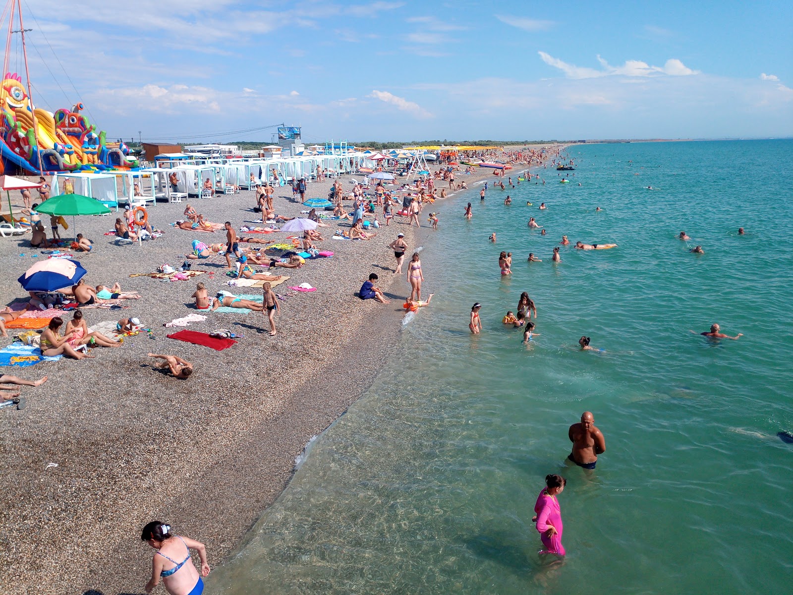 Foto de Playa de Novofedorovka con guijarro fino gris superficie