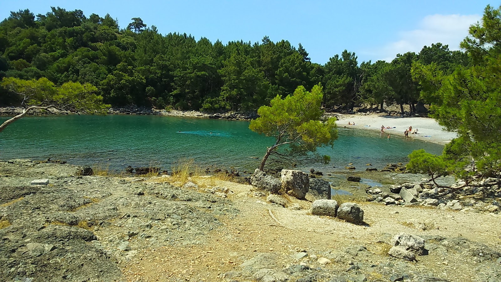 Foto av Phaselis beach med blå rent vatten yta