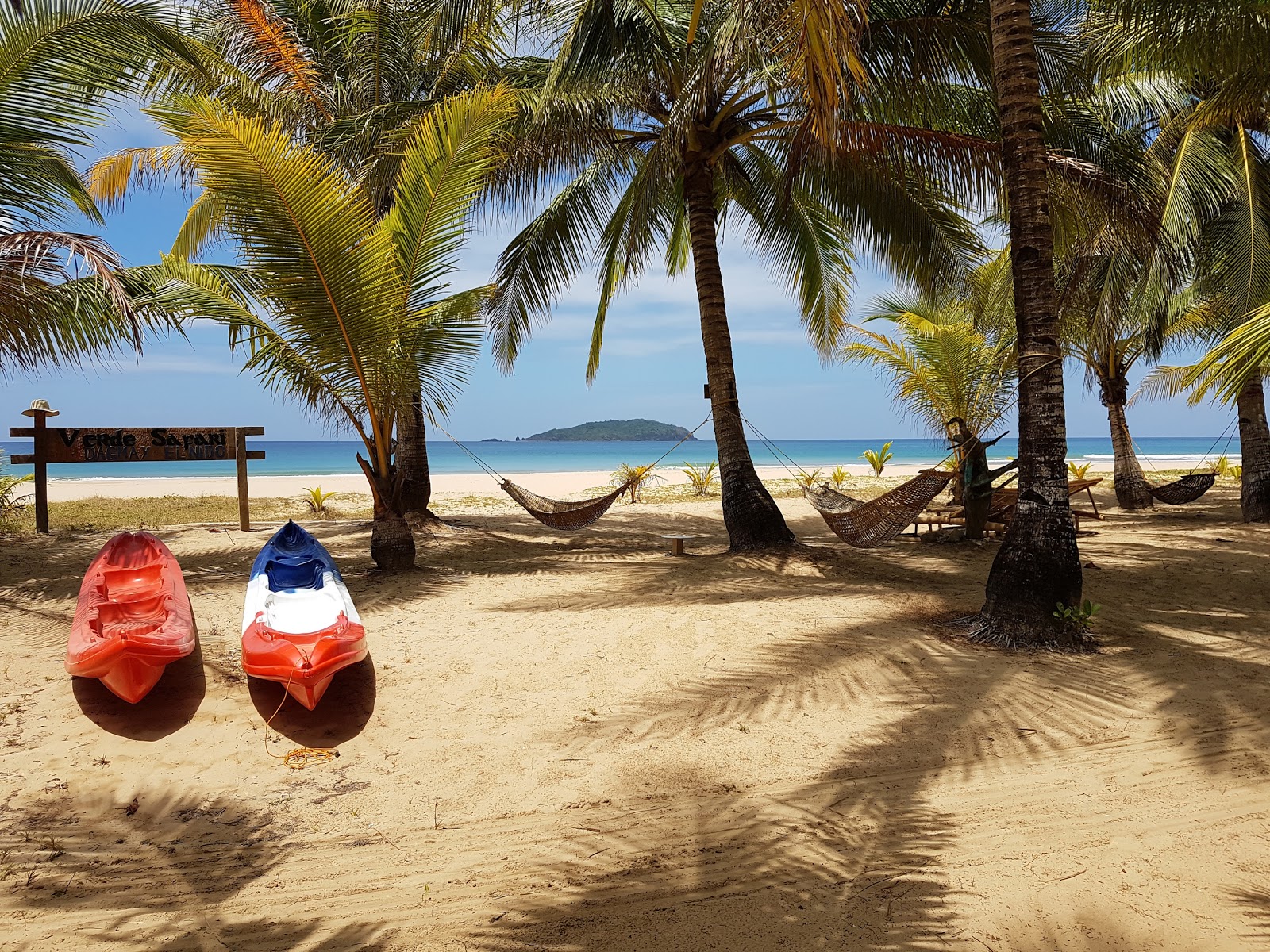 Foto von Verde Safari Beach von Klippen umgeben