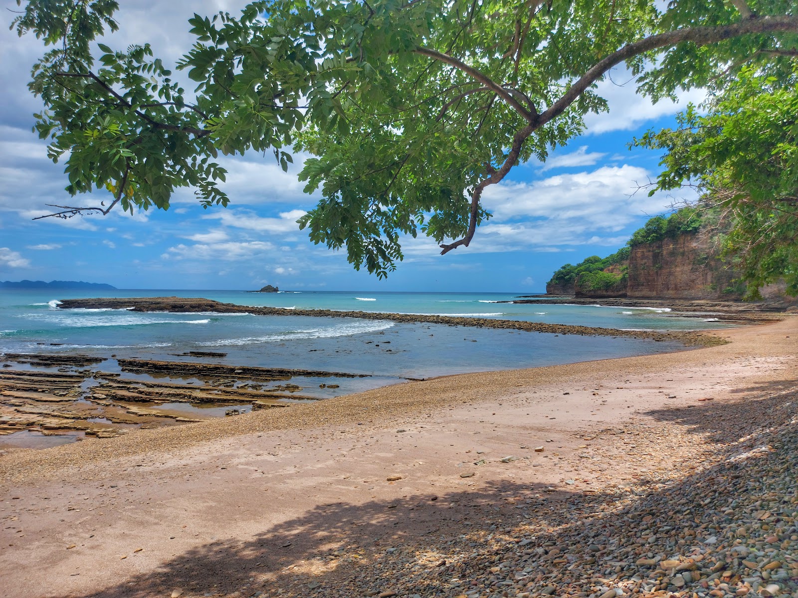 Fotografija Punta Julian beach z sivi kamenček površino