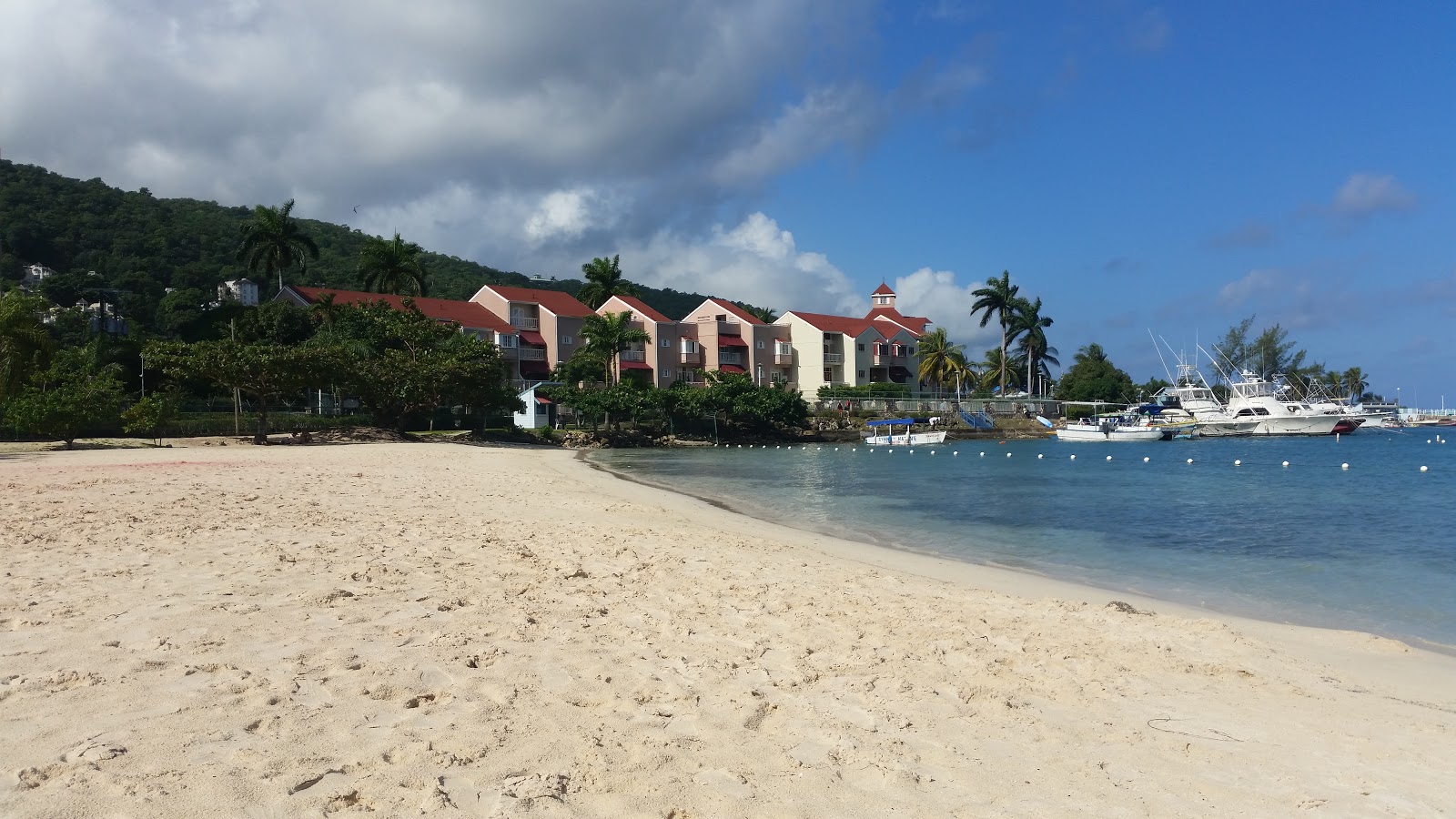 Foto de Praia da Baía de Ocho Rios e o assentamento