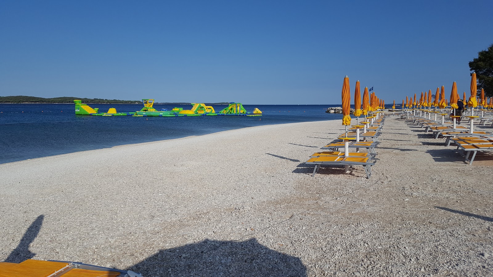 Φωτογραφία του Bi Village beach με ευρύχωρη ακτή