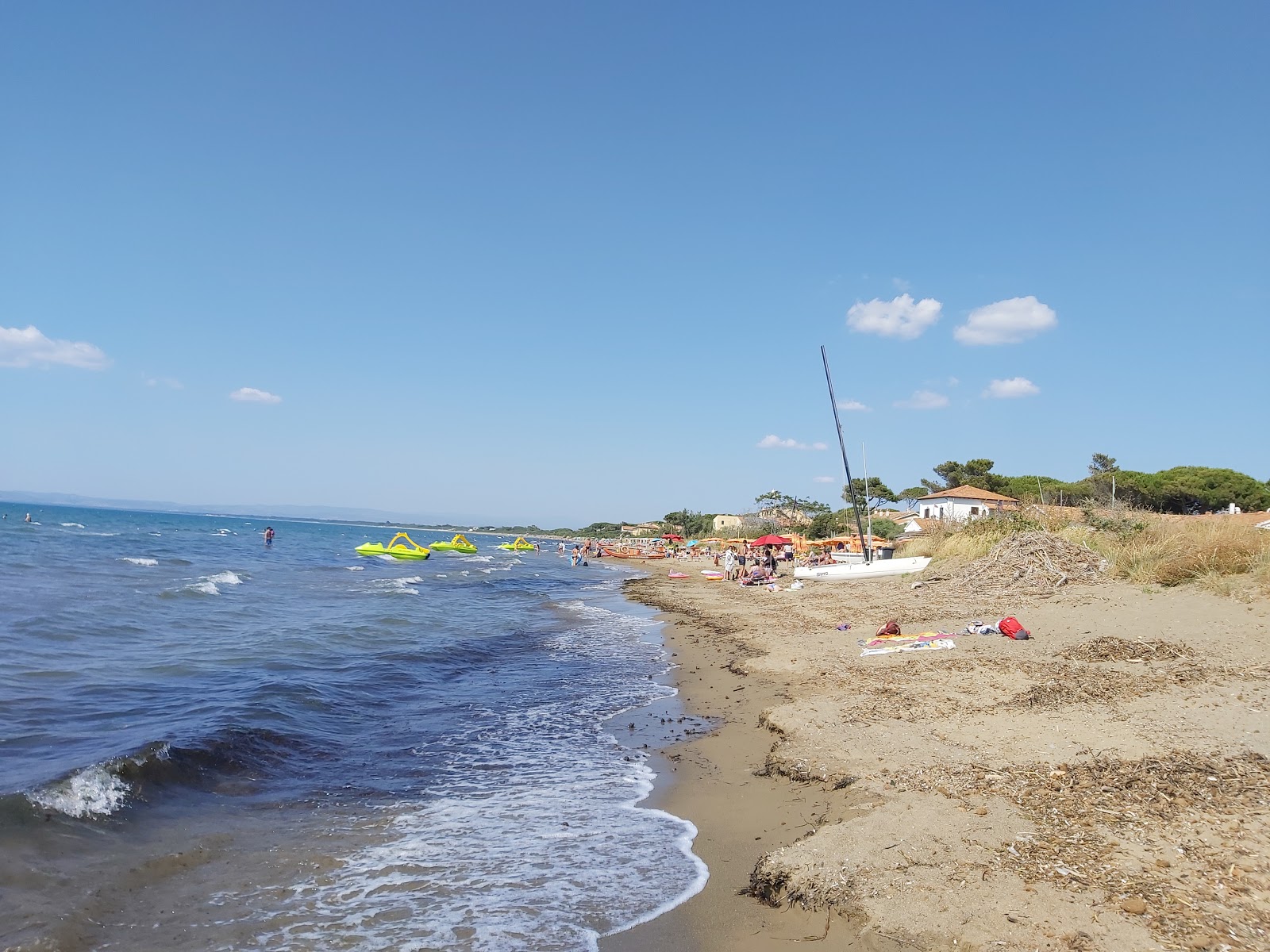 Φωτογραφία του Spiaggia di St.Liberata με μαύρη άμμος και βότσαλο επιφάνεια