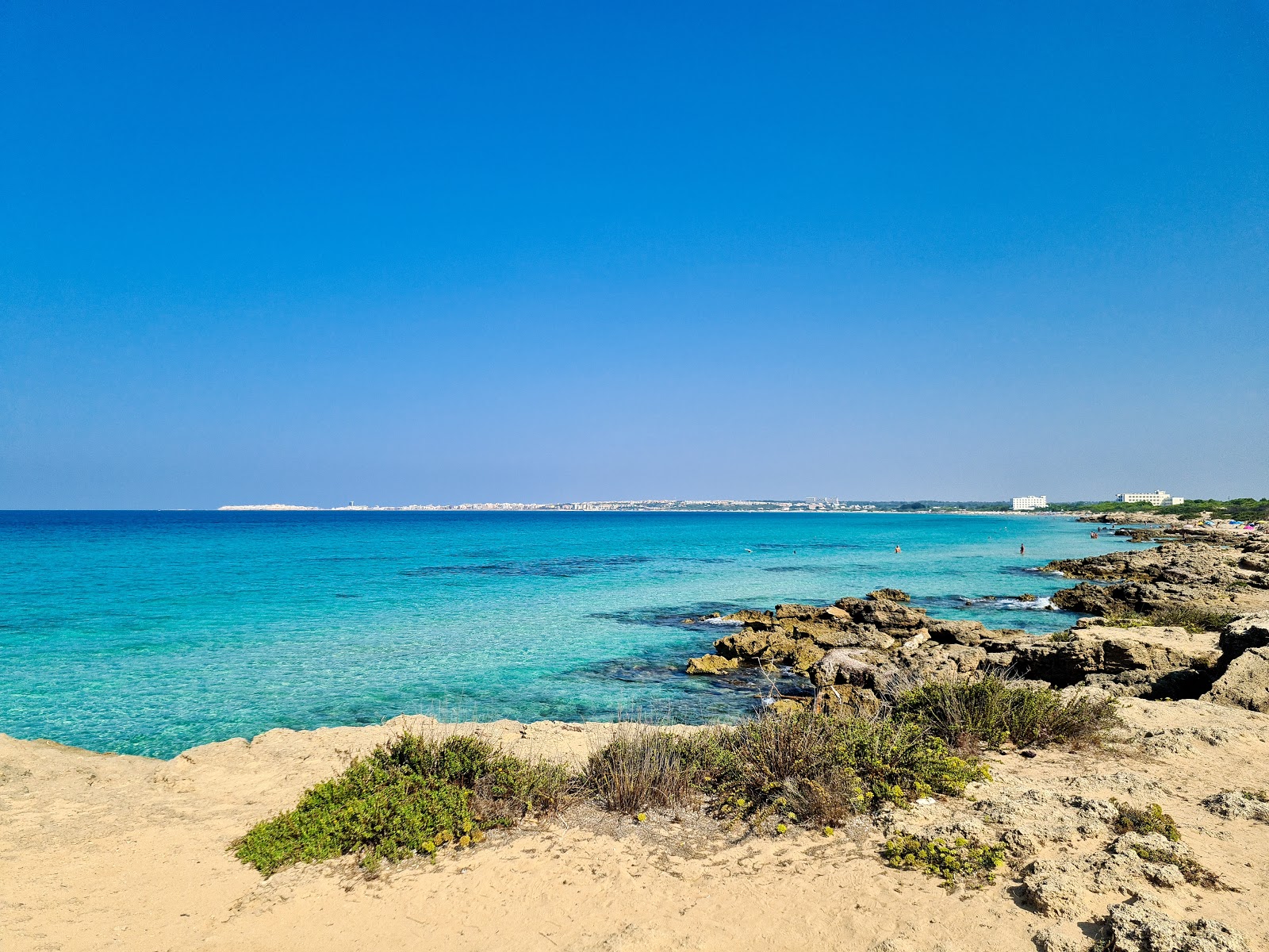 Φωτογραφία του Calette Punta Pizzo με καθαρό μπλε νερό επιφάνεια