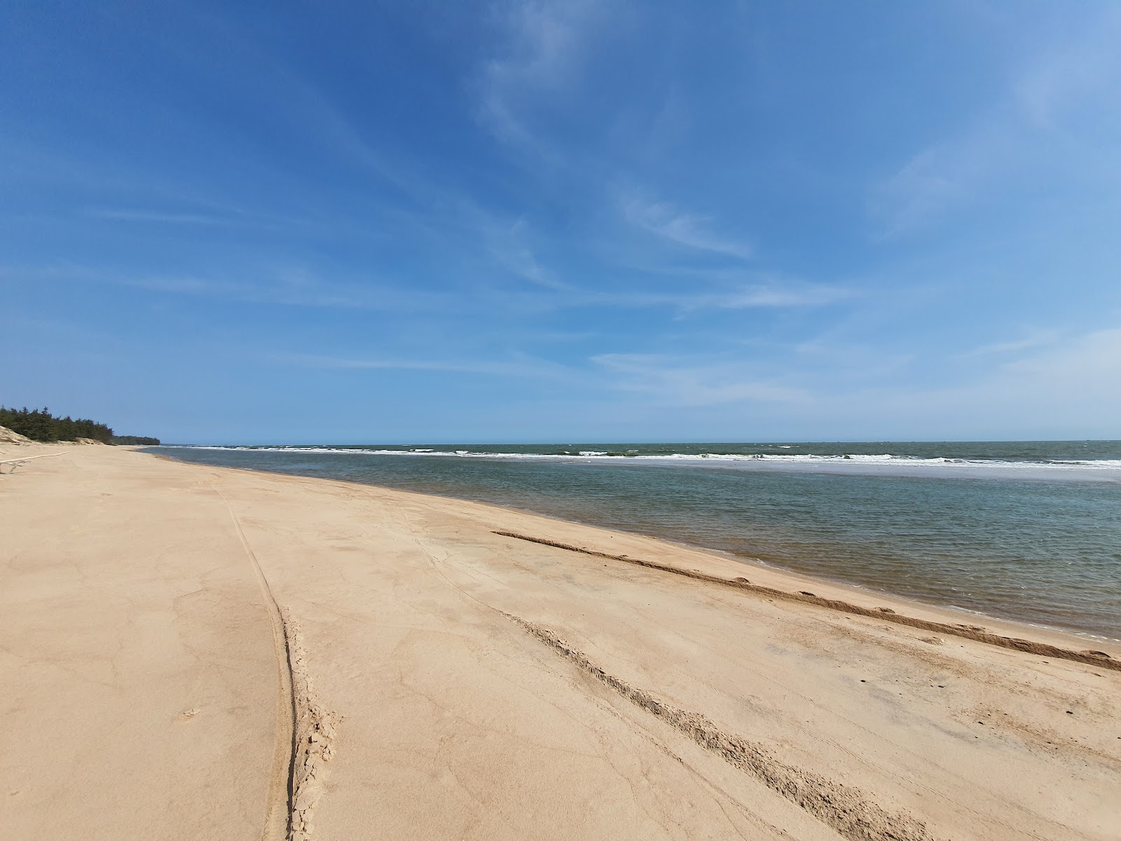 Foto di Ho Lan Beach con una superficie del sabbia luminosa