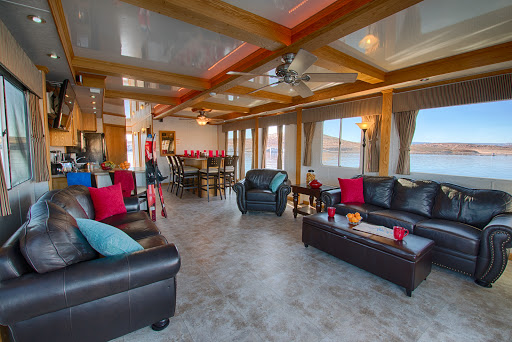 Houseboat rental service Paradise