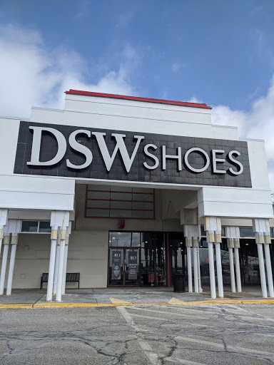 DSW Designer Shoe Warehouse, 3889 Medina Rd, Akron, OH 44333, USA, 