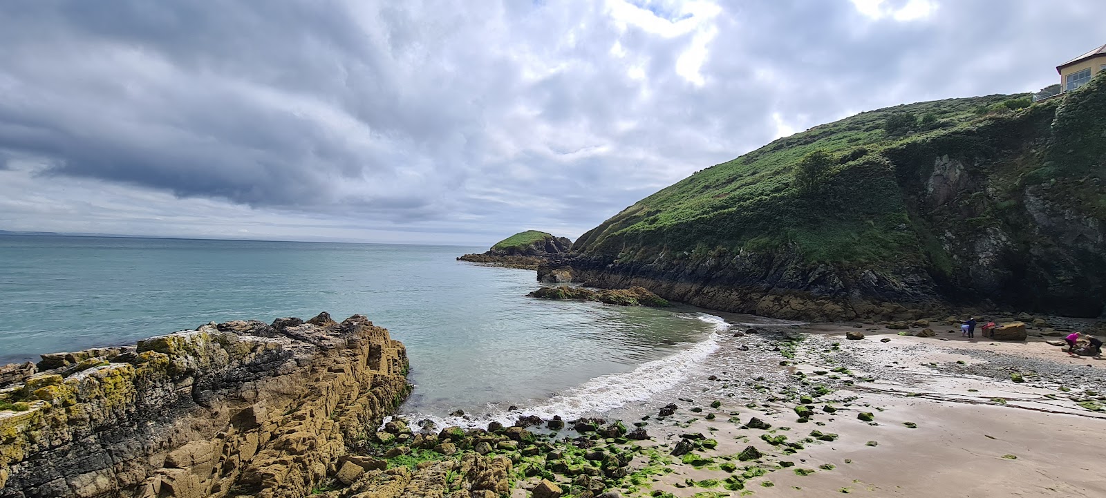 Helvick Bay Beach的照片 带有轻质沙和卵石表面