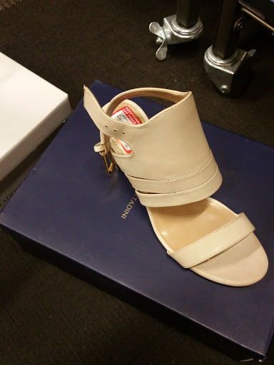 Shoe Store «DSW Designer Shoe Warehouse», reviews and photos, 2316 Monument Blvd, Pleasant Hill, CA 94523, USA