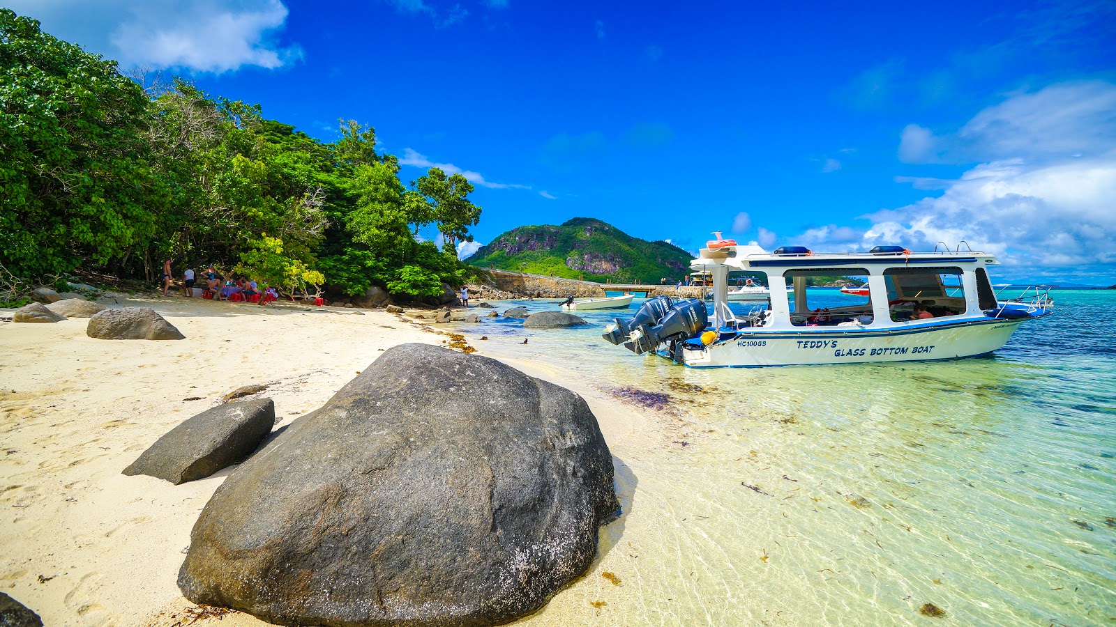 Foto de Round Island Beach con agua cristalina superficie