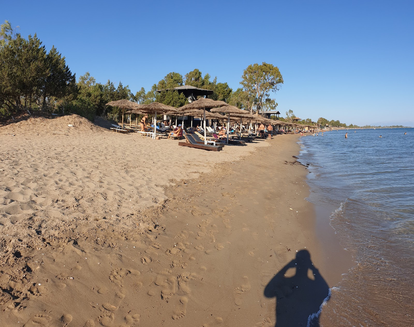 Fotografija Louros beach priljubljeno mesto med poznavalci sprostitve