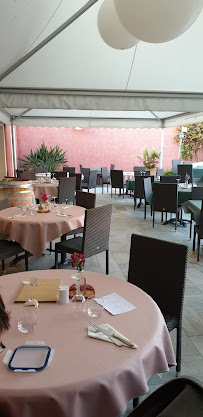 Atmosphère du Restaurant La Toque Rose à Malafretaz - n°8