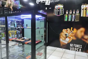 A vapear Xoxo Vape & Shop image