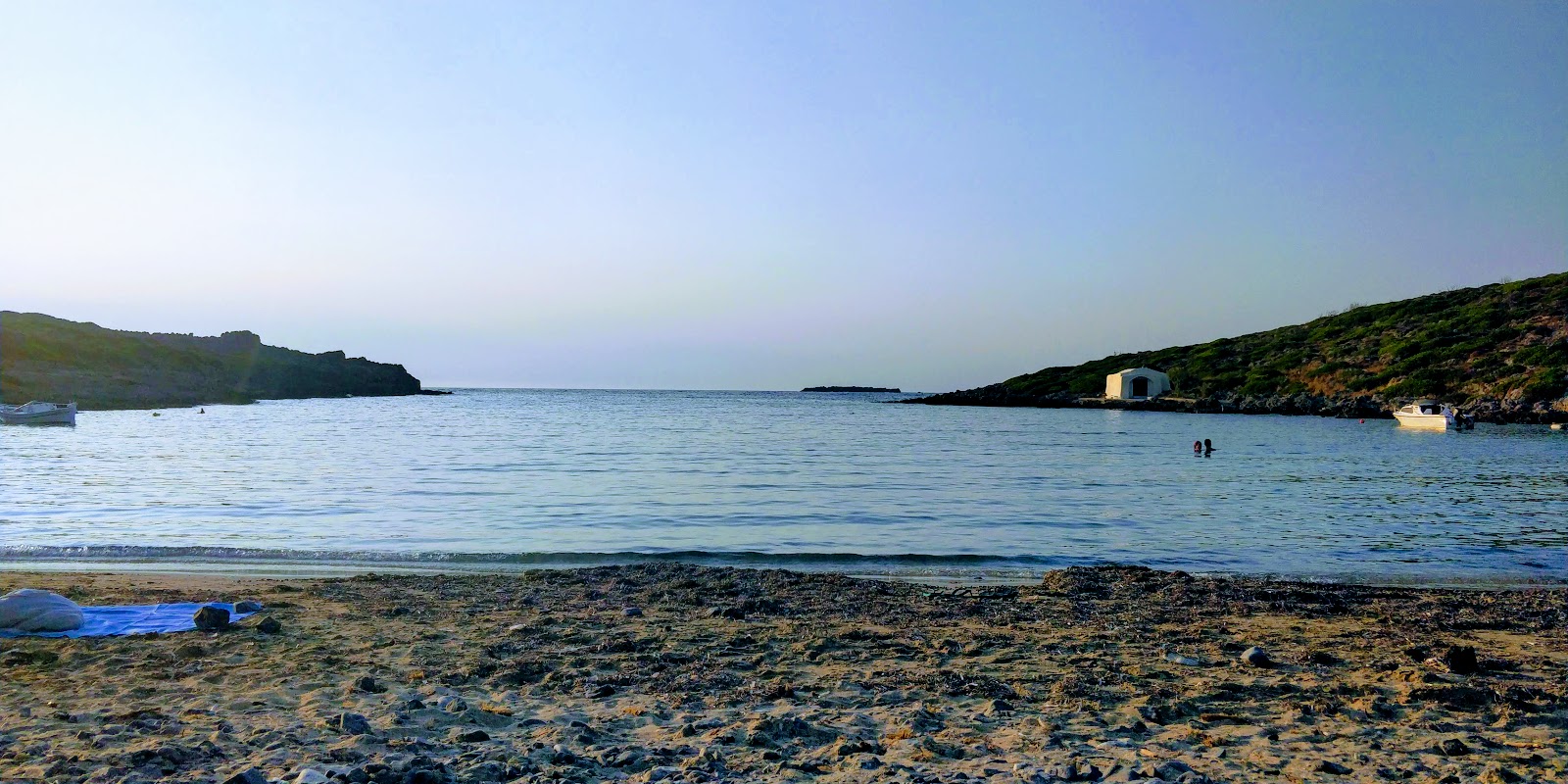 Foto van Limnionas beach gelegen in een natuurlijk gebied