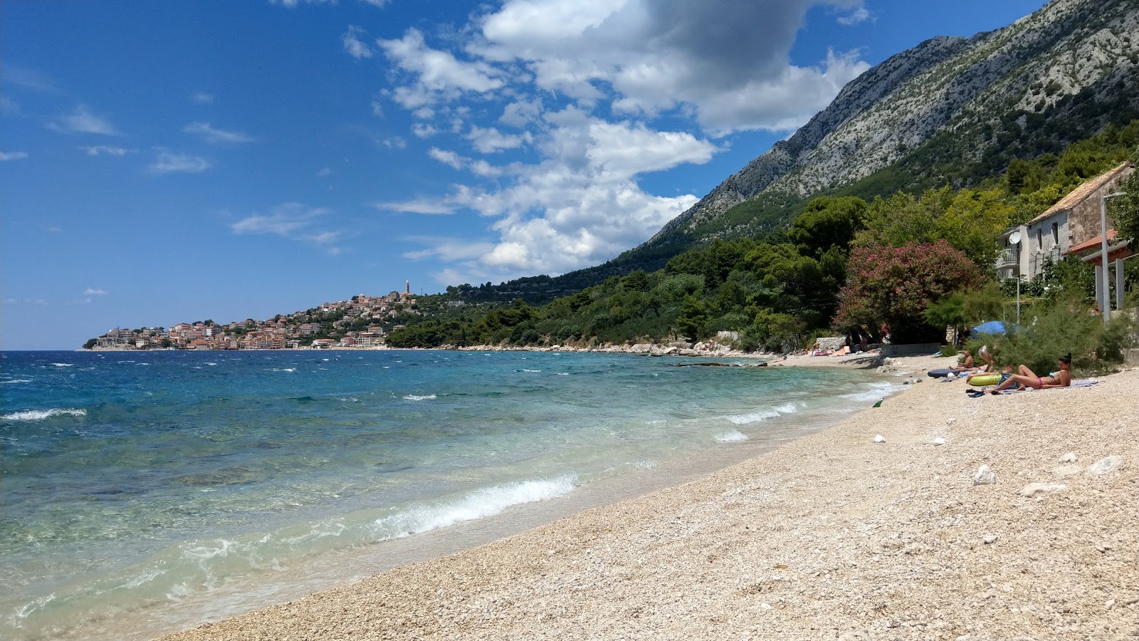 Foto von Porat beach und seine wunderschöne Landschaft