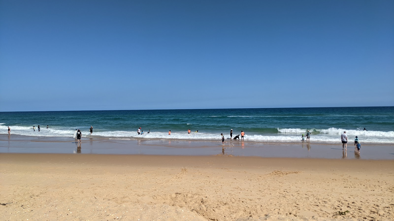 Valokuva Lakes Entrance Beachista. sisältäen pitkä suora