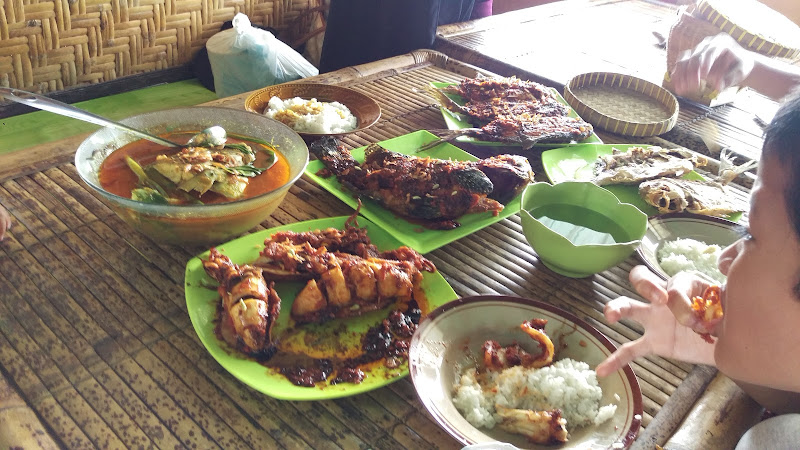 Restoran Seafood di Kabupaten Lombok Timur: Nikmati Kelezatan Makanan Laut di Lesehan Terapung Sadewa dan Tempat Lainnya
