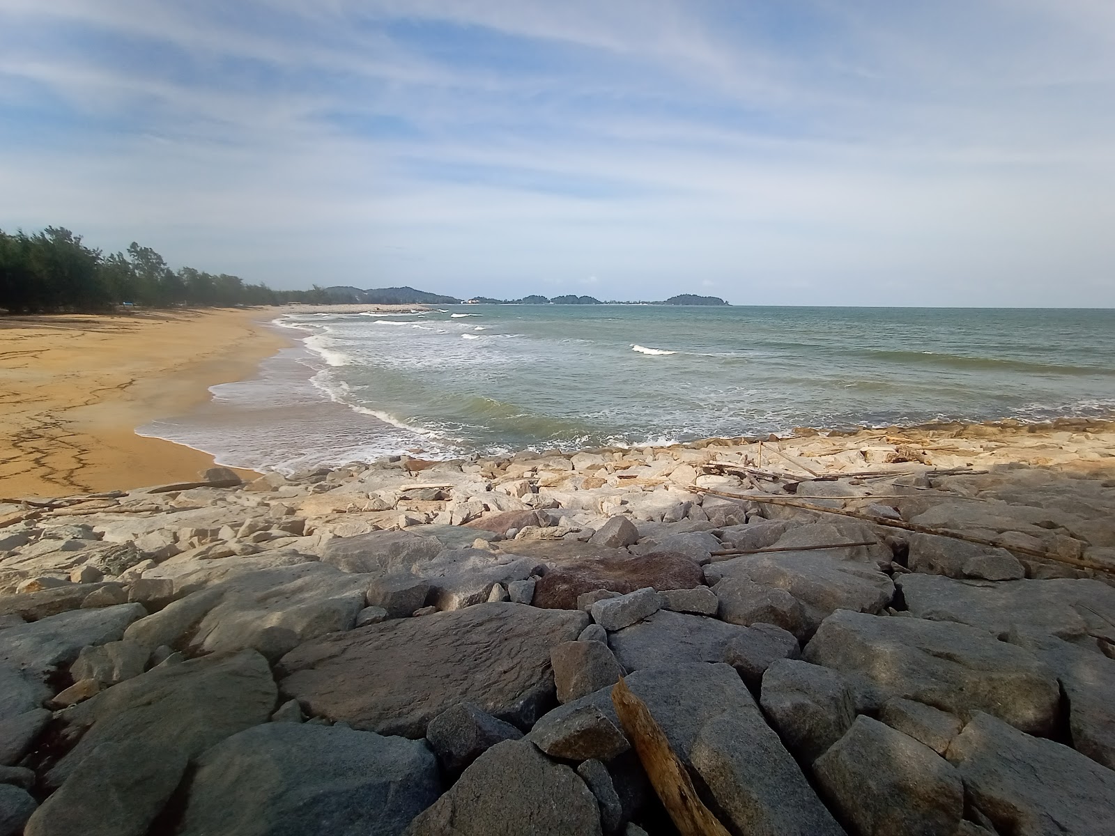 Foto von Teluk Lipat Beach mit lange, gerade küste