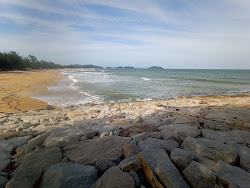 Foto von Teluk Lipat Beach mit lange, gerade küste