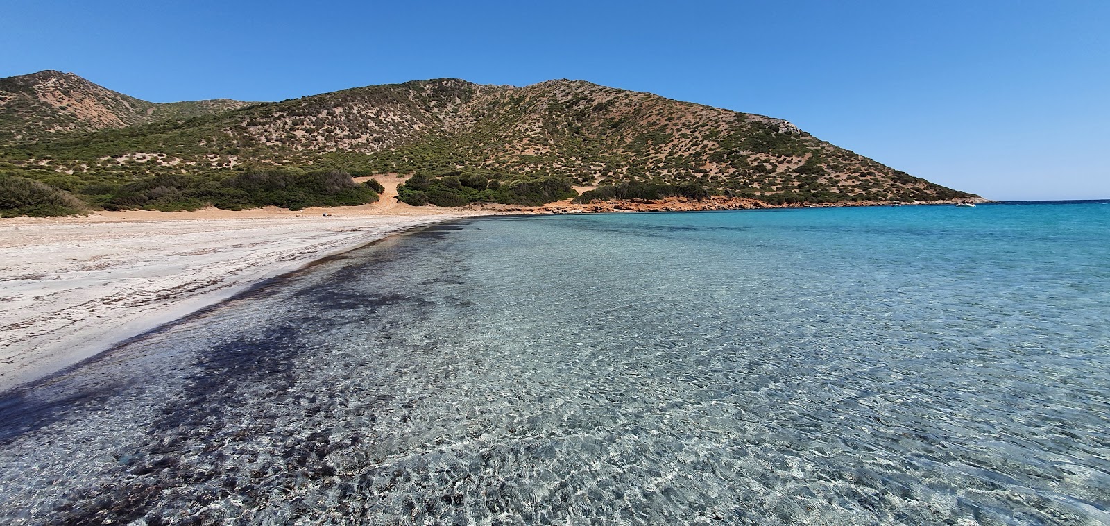 Photo of Port Shield beach with partly clean level of cleanliness