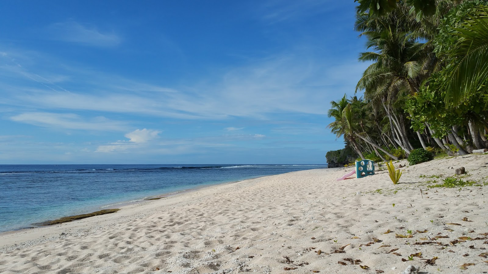 Star sand beach的照片 带有碧绿色纯水表面