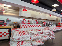 Atmosphère du Restaurant de hamburgers Five Guys Strasbourg - n°17