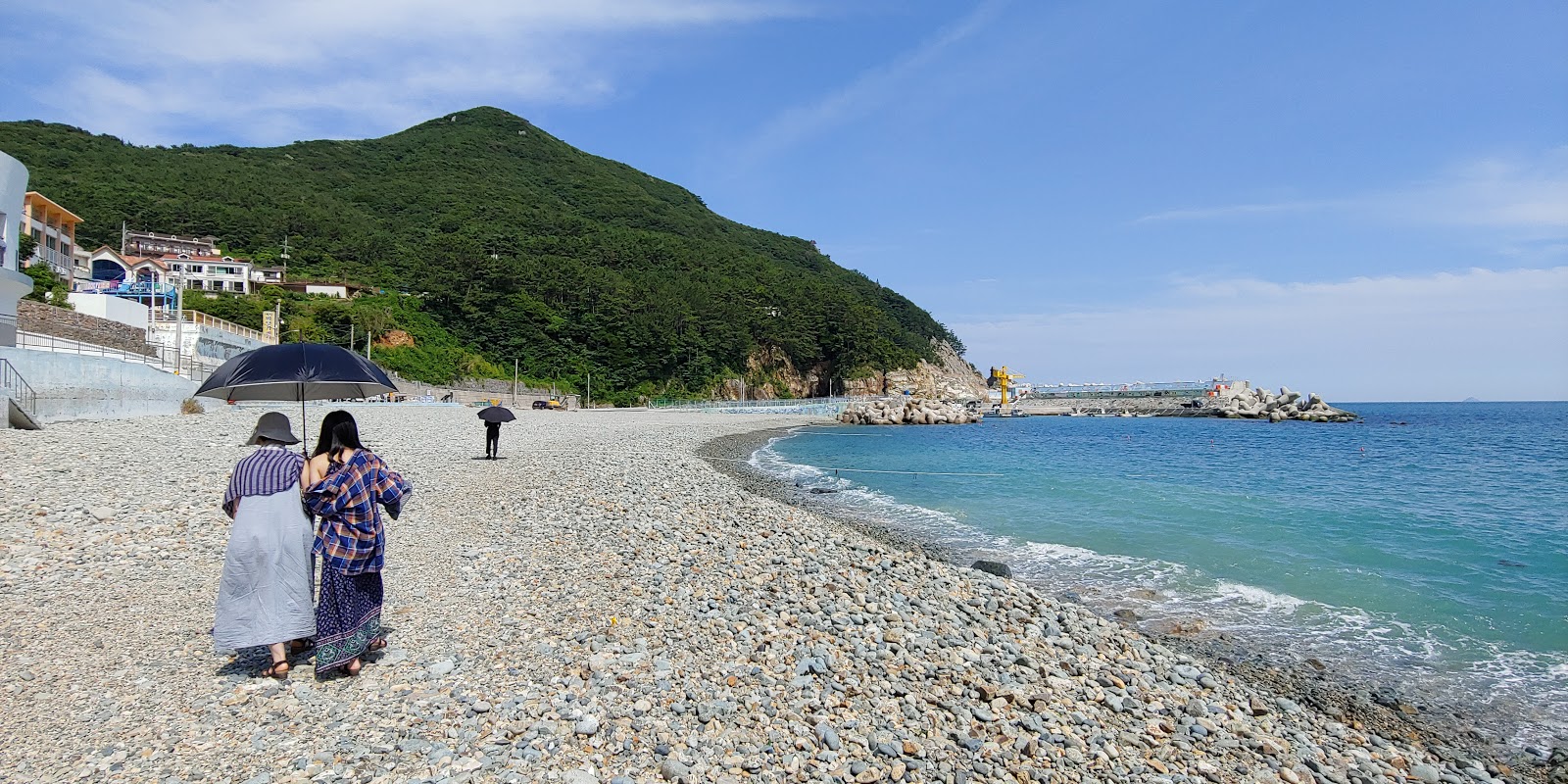 Valokuva Yeocha Beachista. pinnalla harmaa kivi:n kanssa