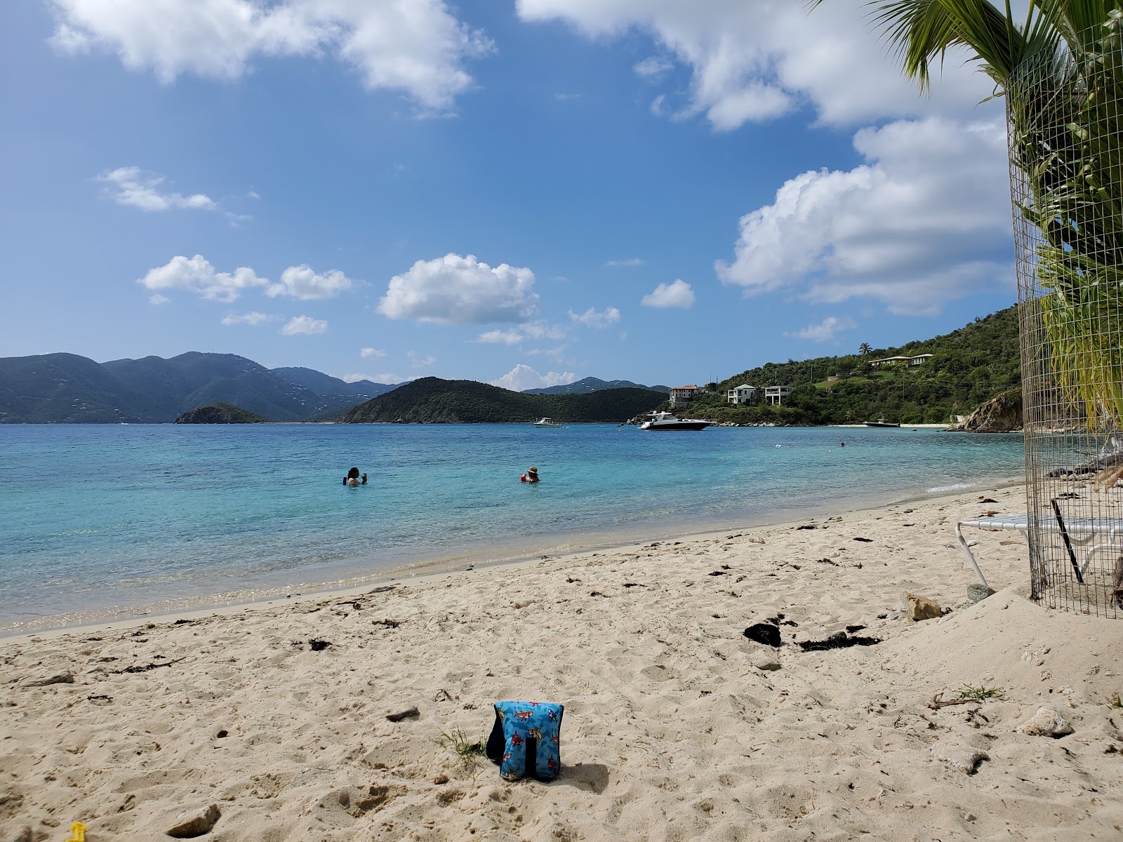 Foto di Hansen Bay beach e l'insediamento