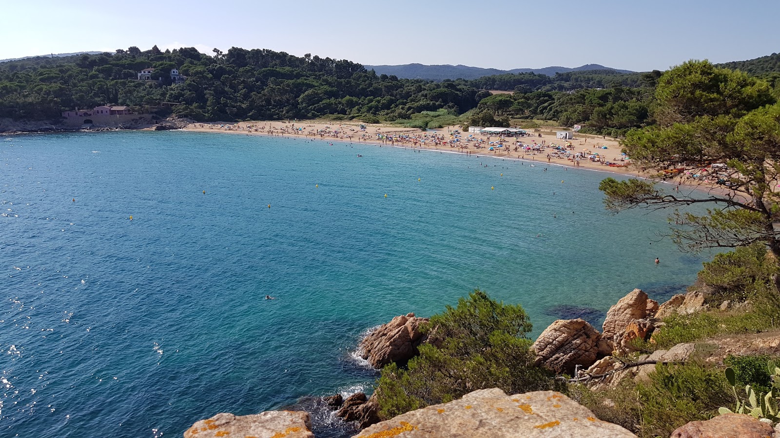 Photo of Castell de la Fosca beach amenities area