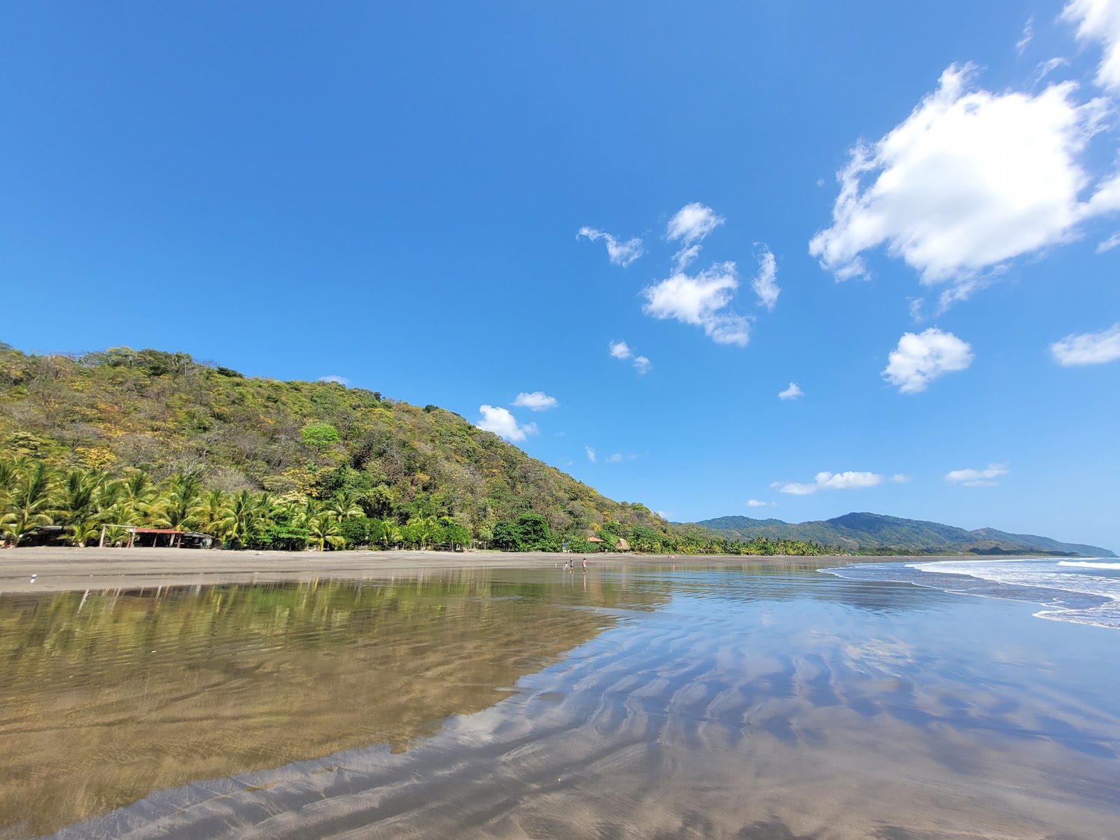 Los Buzos Beach'in fotoğrafı kahverengi kum yüzey ile