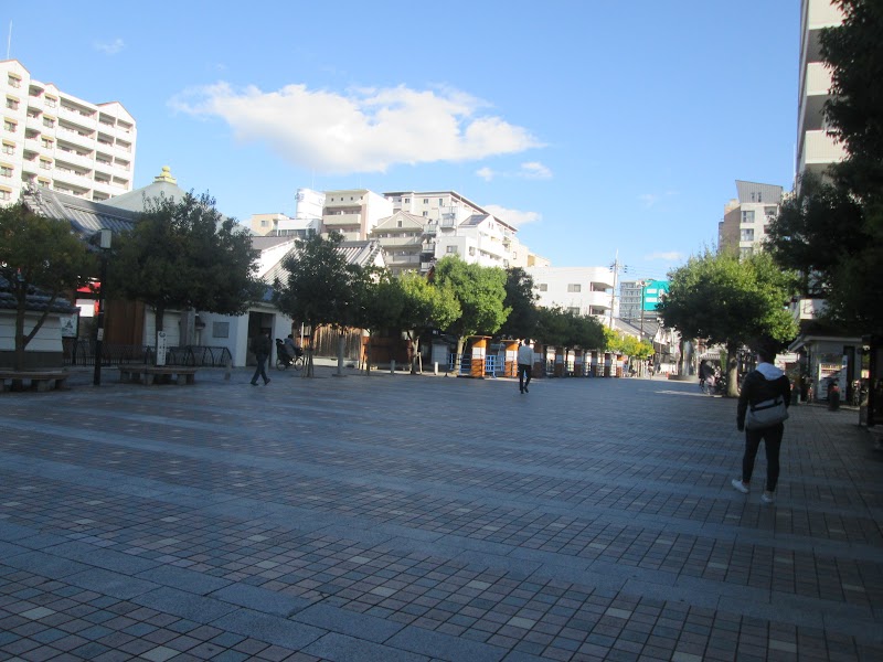 三軒寺前広場