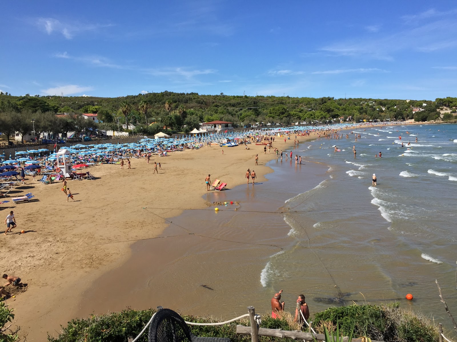 Foto van Spiaggia di Bescile met fijn bruin zand oppervlakte