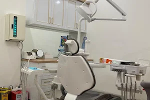 drg. CHRISTIAN DEWANTO (Wijaya Dental Clinic)) image
