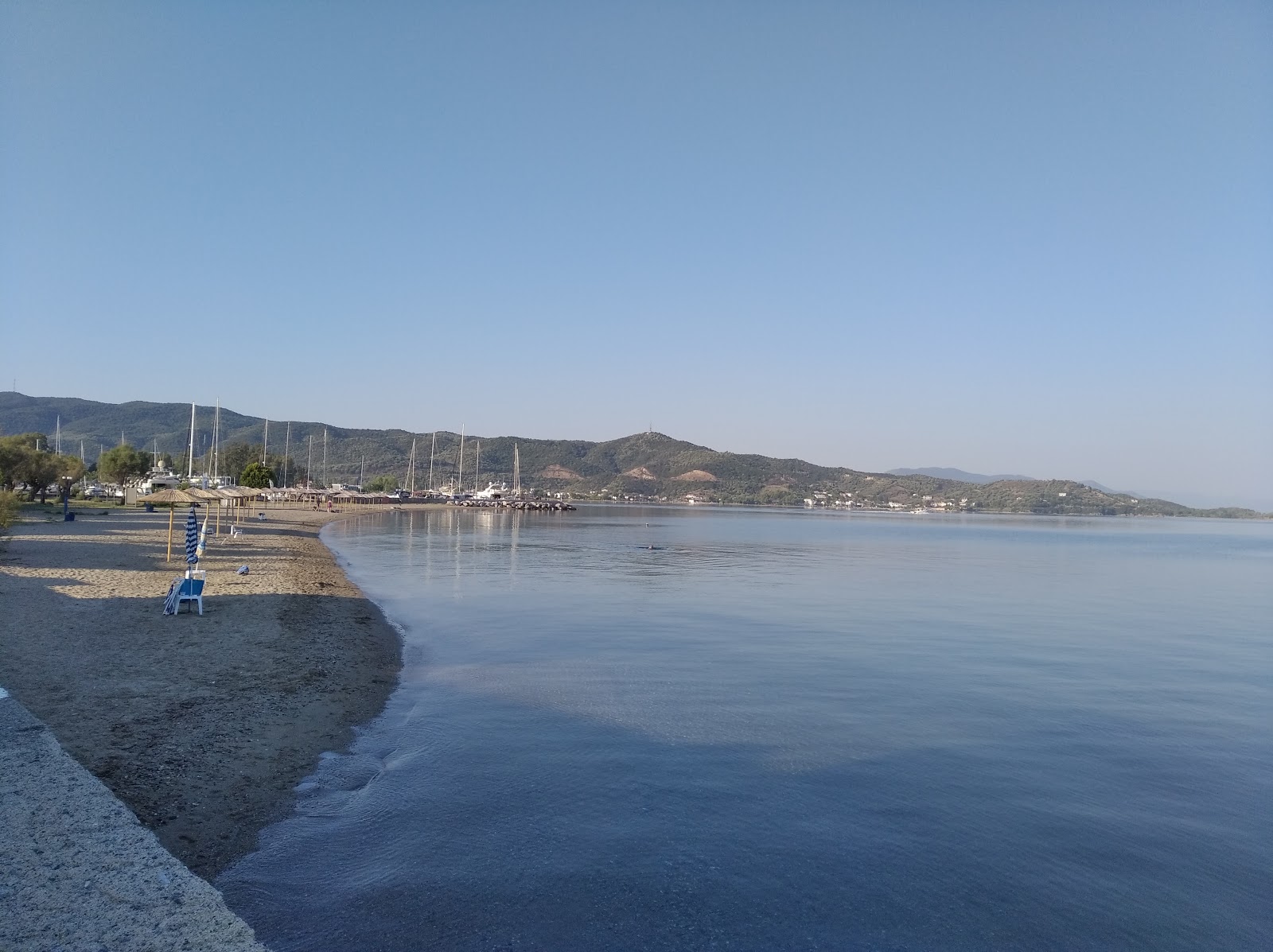 Fotografie cu Orei port beach cu nivelul de curățenie in medie