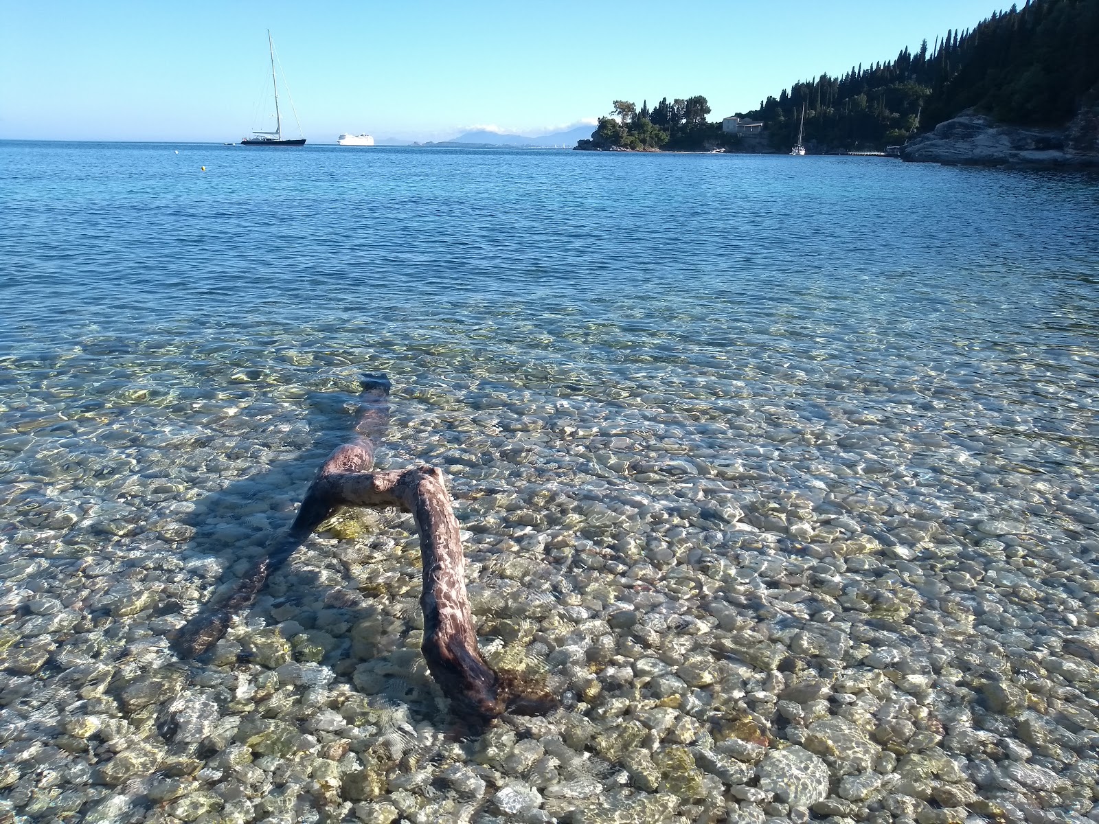 Foto de Gialiskari beach rodeado de montañas