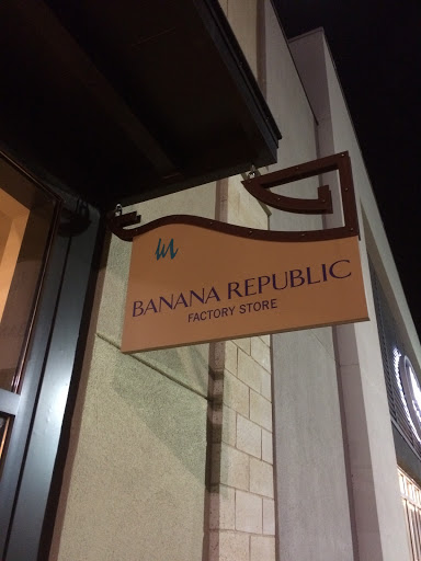 Clothing Store «Banana Republic Factory Store», reviews and photos, 407 N Alafaya Trail, Orlando, FL 32828, USA