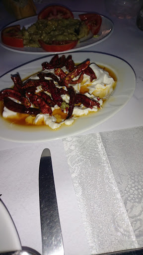 Azmakbaşı Restoranı.