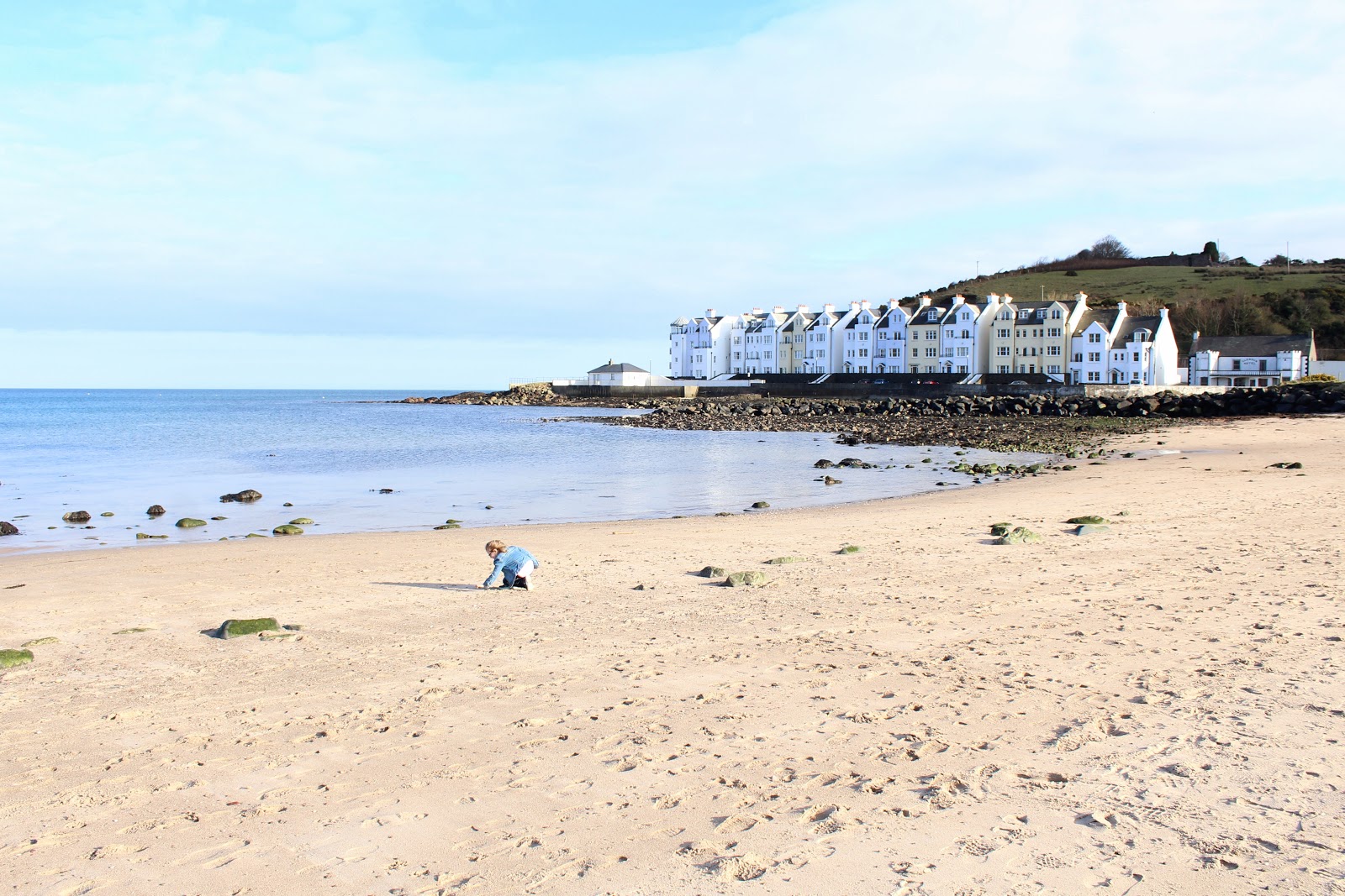 Foto di Cushendun Beach sorretto da scogliere