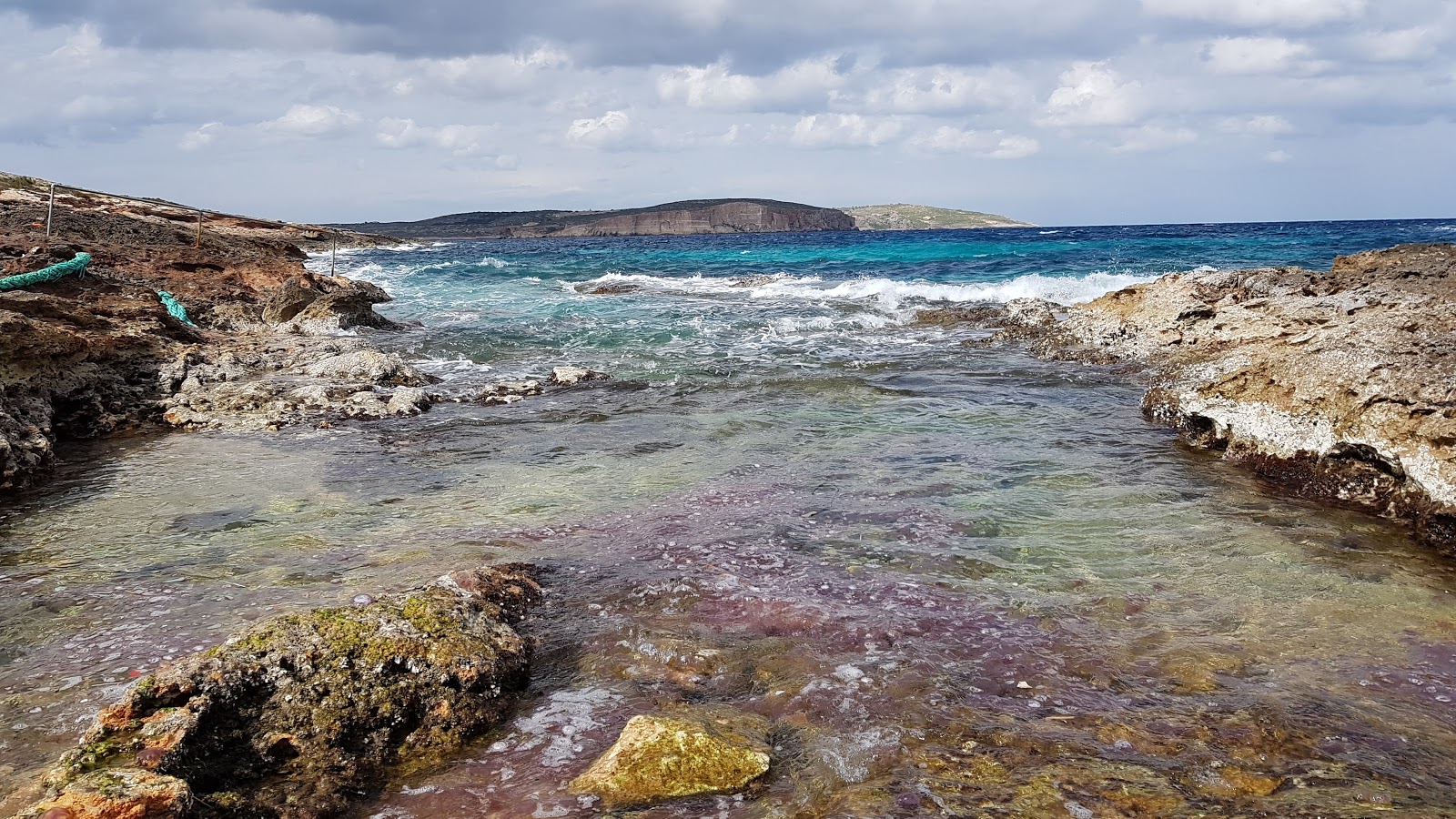 Photo de Coral Beach avec petite baie